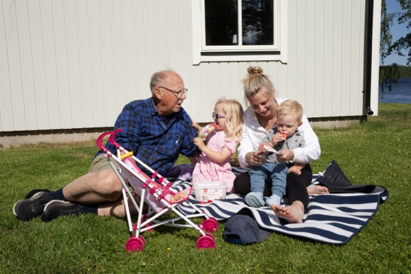 Familj i sommarsolen