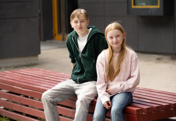 Ungdomar utanför skola